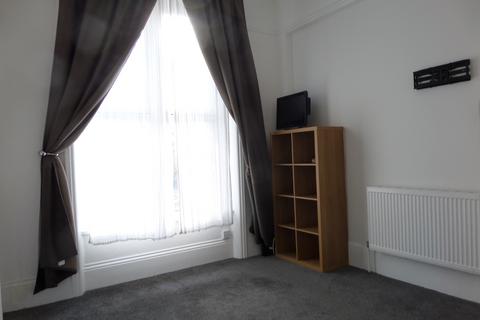 Studio to rent, Howden Road, South Norwood SE25