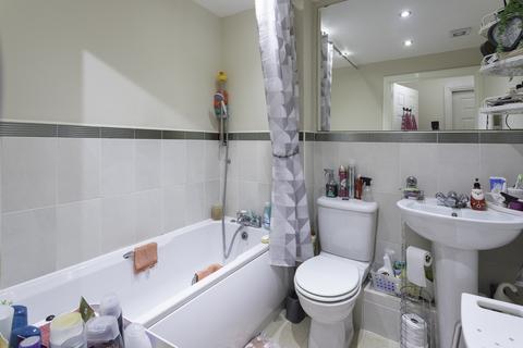 2 bedroom flat for sale, Blackthorn Drive, Huddersfield HD3