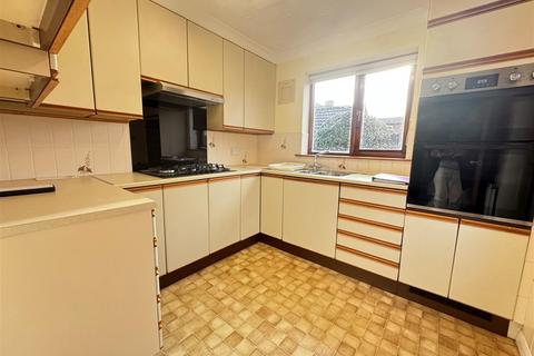 3 bedroom detached bungalow to rent, Sydney Place, Gillingham