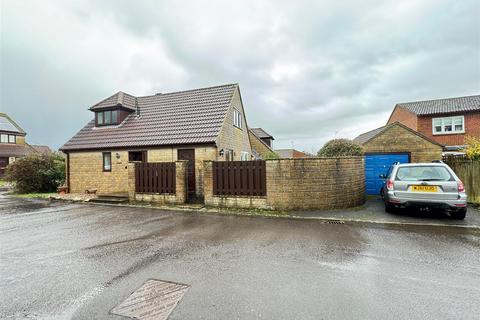 3 bedroom detached bungalow to rent, Sydney Place, Gillingham