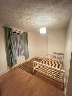 Studio to rent, Earlham Grove, London