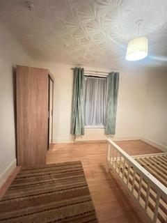 Studio to rent, Earlham Grove, London