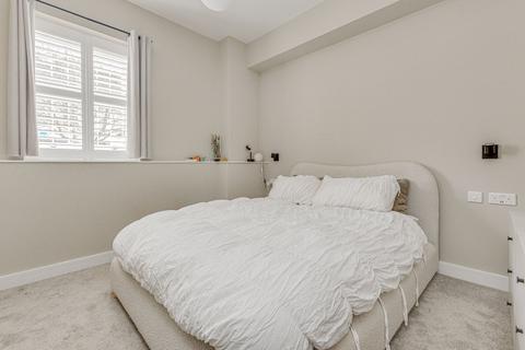2 bedroom flat to rent, Filmer Road, London