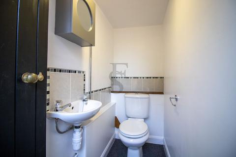 2 bedroom end of terrace house to rent, Charnwood Avenue, Whetstone