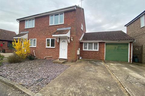 4 bedroom semi-detached house to rent, Charles Court, Wivenhoe, CO7 9EW