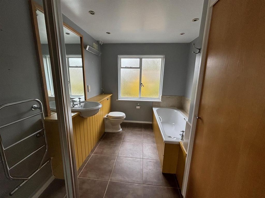 Bathroom 2.jpg