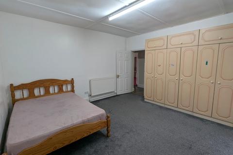 3 bedroom flat to rent, Flat Above, Highfields LE2