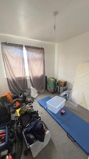 3 bedroom flat to rent, Coppice Way, London E18