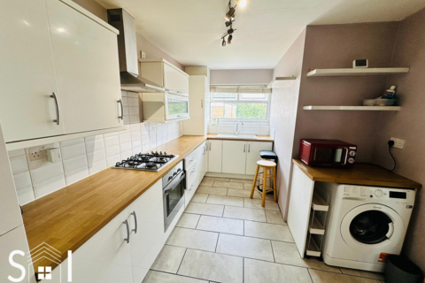 3 bedroom maisonette to rent, Percy Bryant Road, Sunbury on Thames, TW16