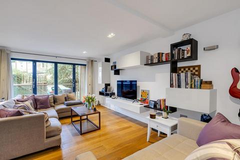 3 bedroom end of terrace house for sale, Salisbury Mews, London