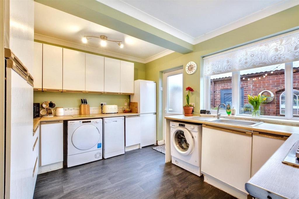 Kitchen 1.jpeg