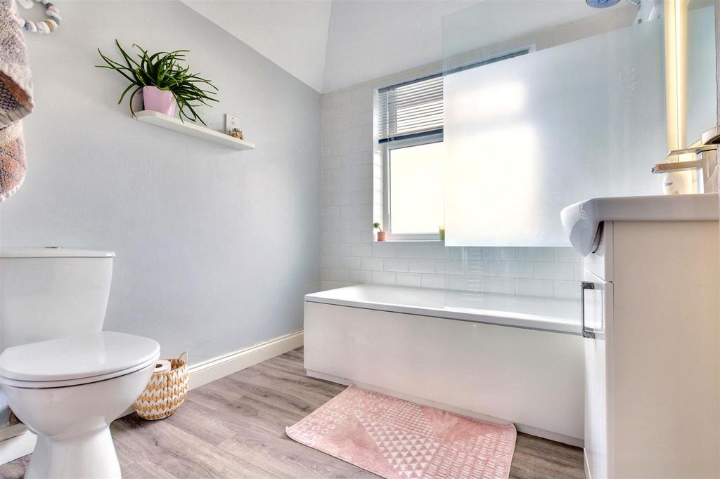 Bathroom 1.jpeg