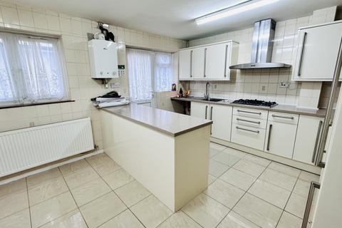 3 bedroom semi-detached house to rent, Kenmore Avenue, Harrow HA3