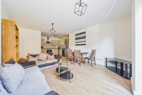 3 bedroom flat for sale, Oakwood Close, Hither Green