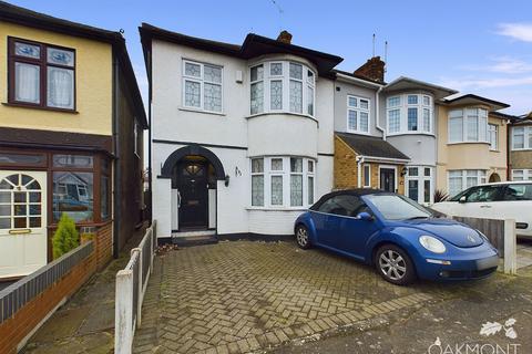 3 bedroom end of terrace house for sale, Great Gardens Road, Hornchurch