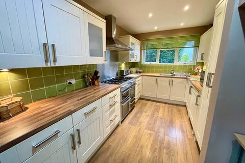 4 bedroom detached house for sale, Fairford Avenue, Luton, Bedfordshire, LU2 7ES