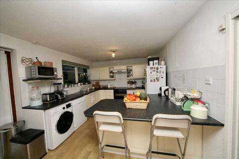 4 bedroom terraced house to rent, Beverley Gardens, Bristol