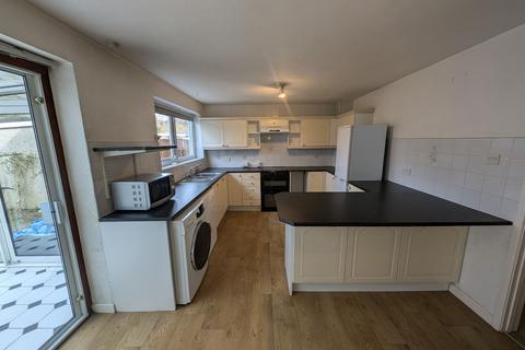 4 bedroom semi-detached house to rent, Beverley Gardens, Bristol