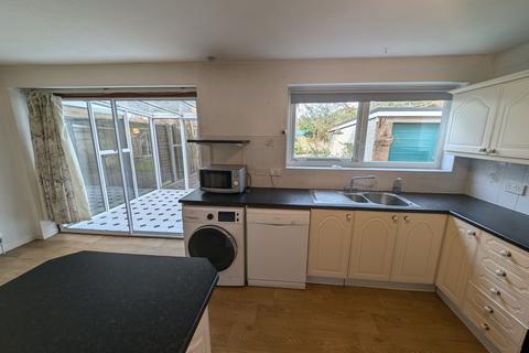 4 bedroom semi-detached house to rent, Beverley Gardens, Bristol