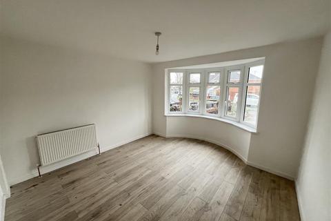 4 bedroom terraced house to rent, Victoria Avenue, Wembley