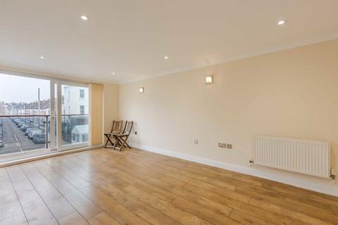 2 bedroom flat to rent, Lavender Hill, London SW11