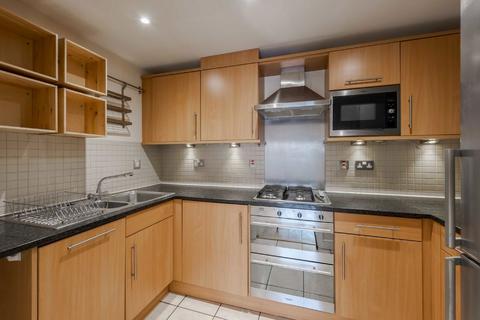 2 bedroom flat to rent, Lavender Hill, London SW11