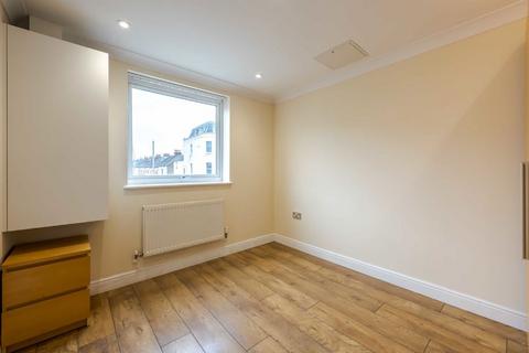 2 bedroom flat to rent, Lavender Hill, London SW11