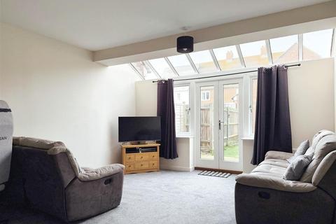 3 bedroom end of terrace house to rent, 3 All Saints Close Iwade Kent