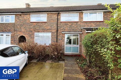 3 bedroom house to rent, Camborne Avenue, Romford, RM3