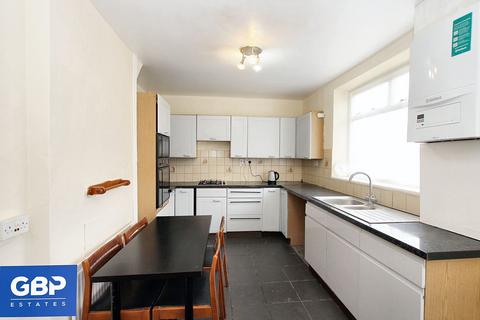 3 bedroom house to rent, Camborne Avenue, Romford, RM3