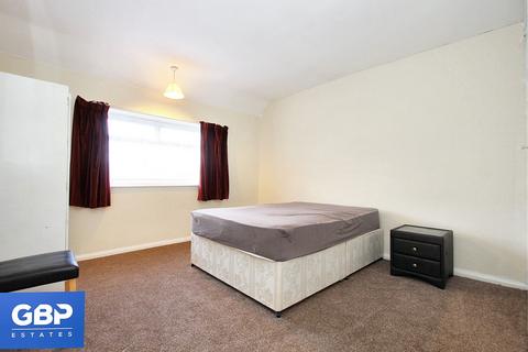 3 bedroom house to rent, Camborne Avenue, Romford, RM3