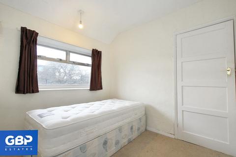 3 bedroom house to rent, Camborne Avenue, Romford, RM3