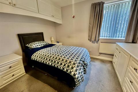 2 bedroom flat for sale, Hawkesbury Mews