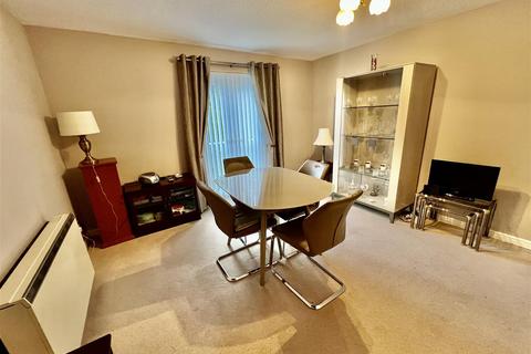 2 bedroom flat for sale, Hawkesbury Mews