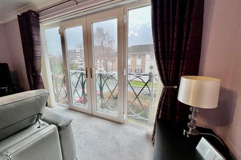 2 bedroom flat for sale, Hawkesbury Mews