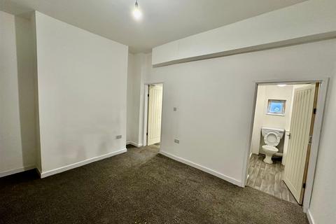 2 bedroom townhouse to rent, Hilton Street, Bury