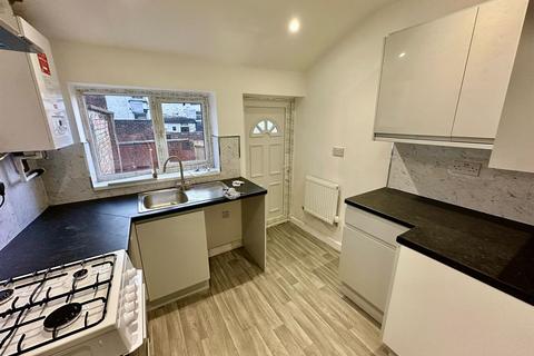 2 bedroom townhouse to rent, Hilton Street, Bury