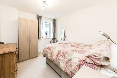 2 bedroom flat to rent, Cotton Row, London SW11