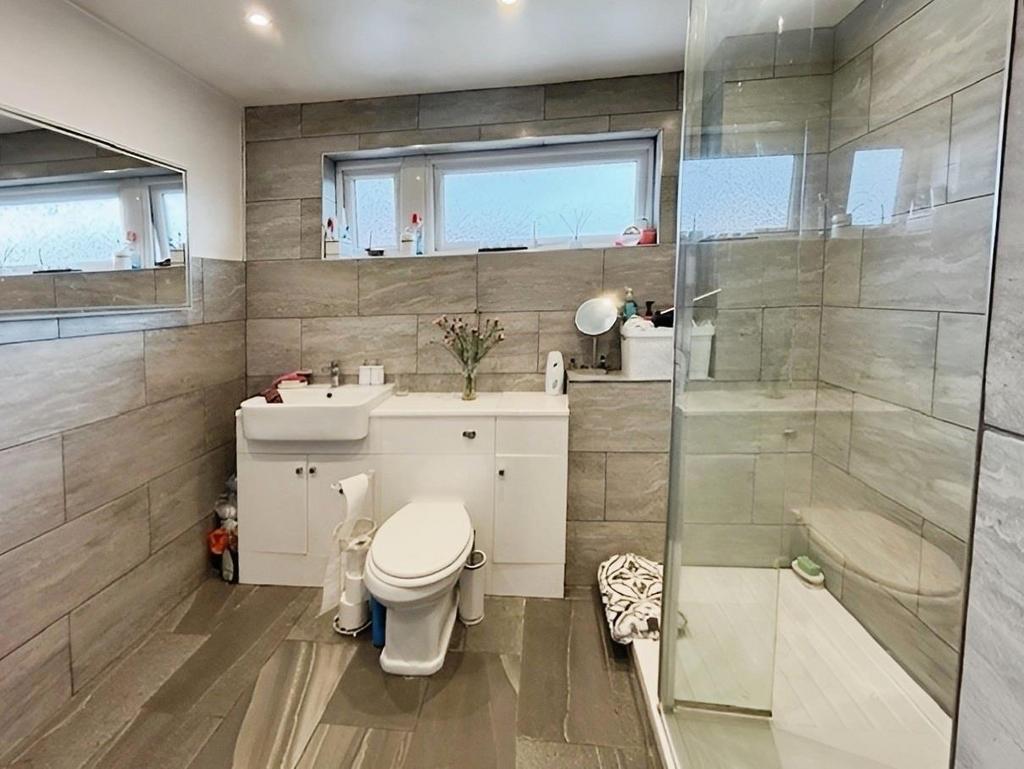 Df2877c2-Shower 20 Room 201.jpg