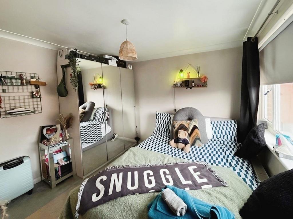 6b9c2e17-Bedroom 20 Two 201.jpg