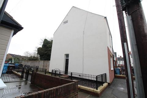 3 bedroom end of terrace house to rent, Ruskin Street, Hull