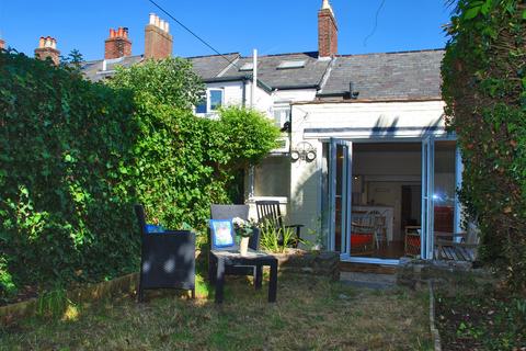 2 bedroom terraced house to rent, Station Street, Lymington