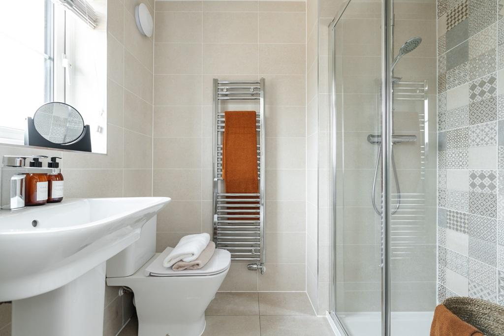 En-suite shower to main bedroom