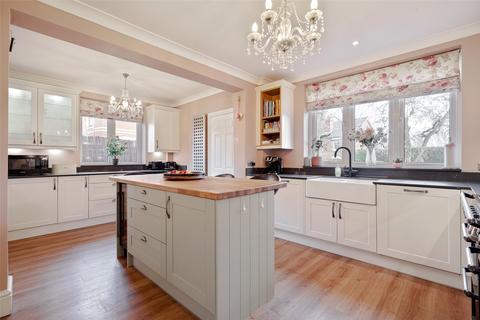 4 bedroom detached house for sale, The Square, Reading RG7