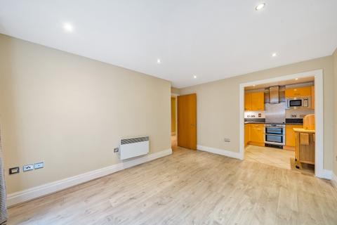 2 bedroom flat to rent, Seven Kings Way, KT2