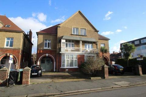 2 bedroom apartment to rent, Beach Road, Littlehampton