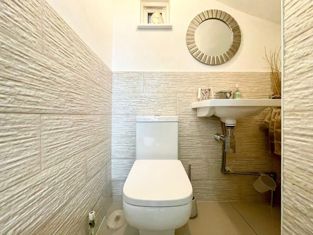 Guest-WC-1-1200x900.jpg