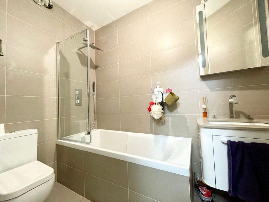 Main-En-suite-1-1200x900.jpg