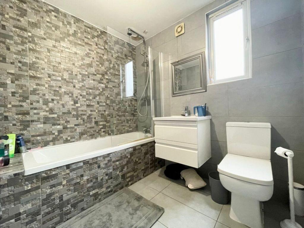 Top-Floor-Bathroom-1200x900.jpg