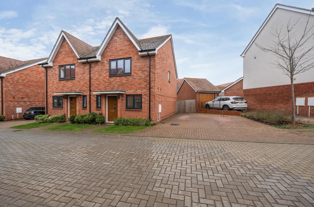 Glover Crescent, Reading RG2 2 bed semi-detached house for sale - £400,000